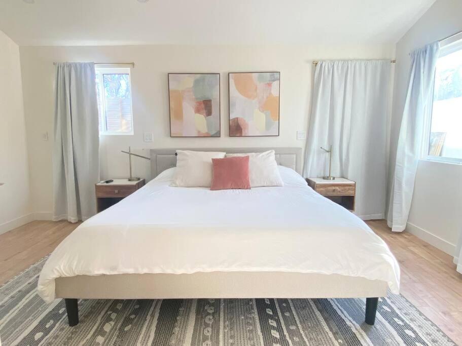 Modern Two Bedroom Two Bath W/ Parking And Laundry Los Angeles