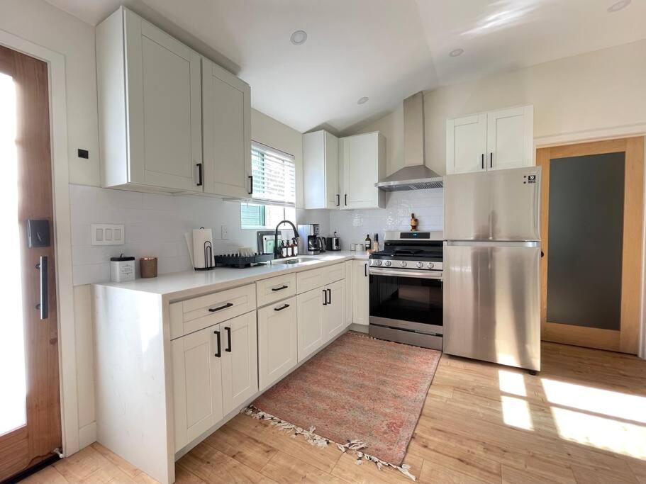 Modern Two Bedroom Two Bath W/ Parking And Laundry