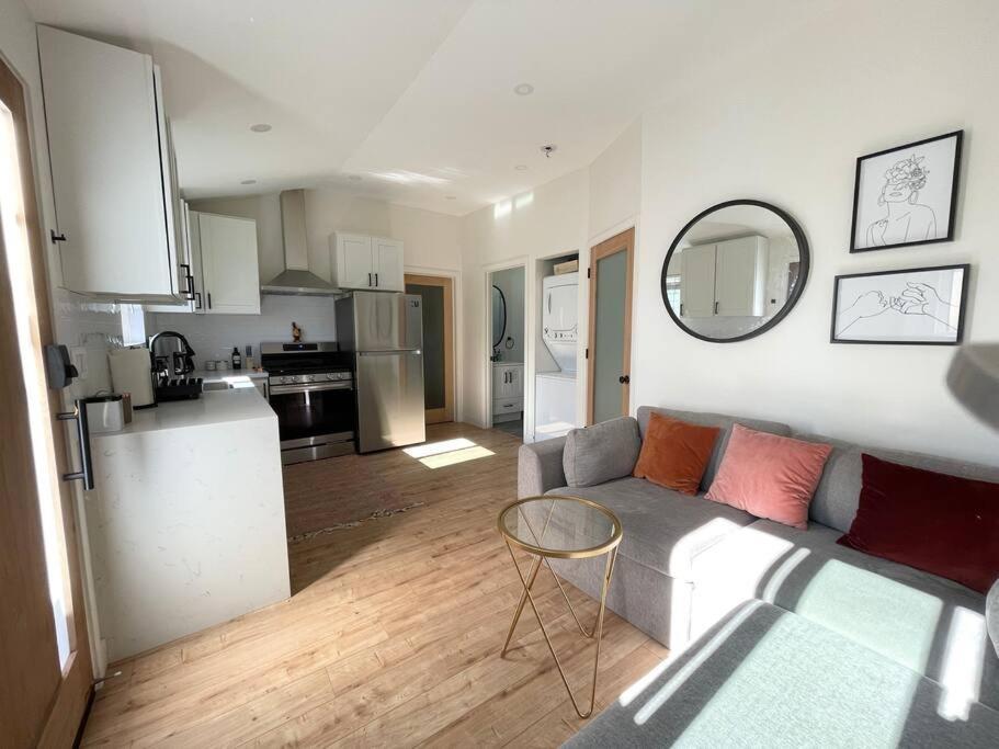 Modern Two Bedroom Two Bath W/ Parking And Laundry Holiday home Los Angeles