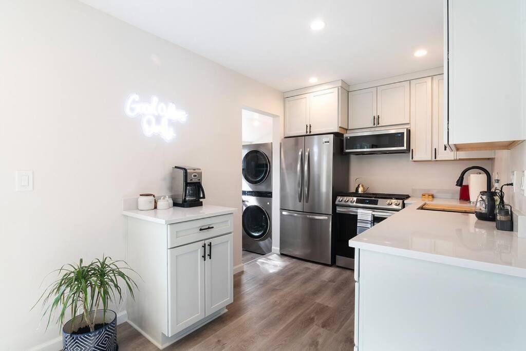 Beautiful 3 Bed 1 Bath Designer + Hot Tub Casa de férias Los Angeles