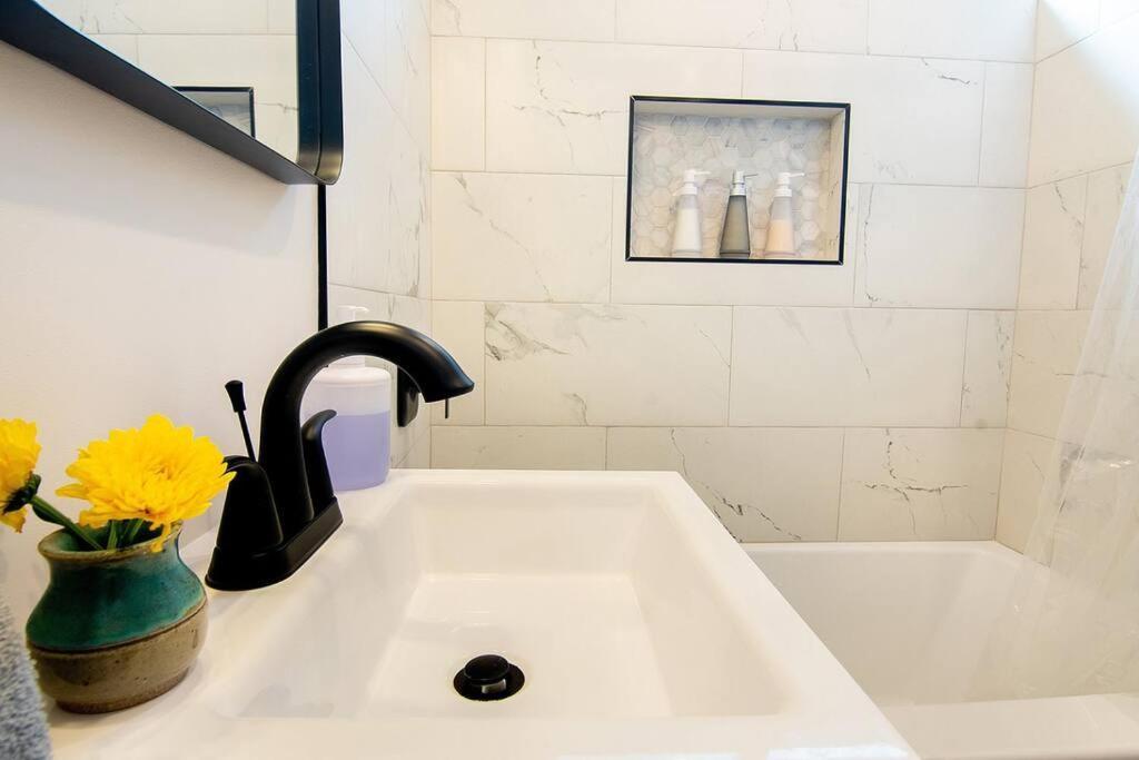 Beautiful 3 Bed 1 Bath Designer + Hot Tub