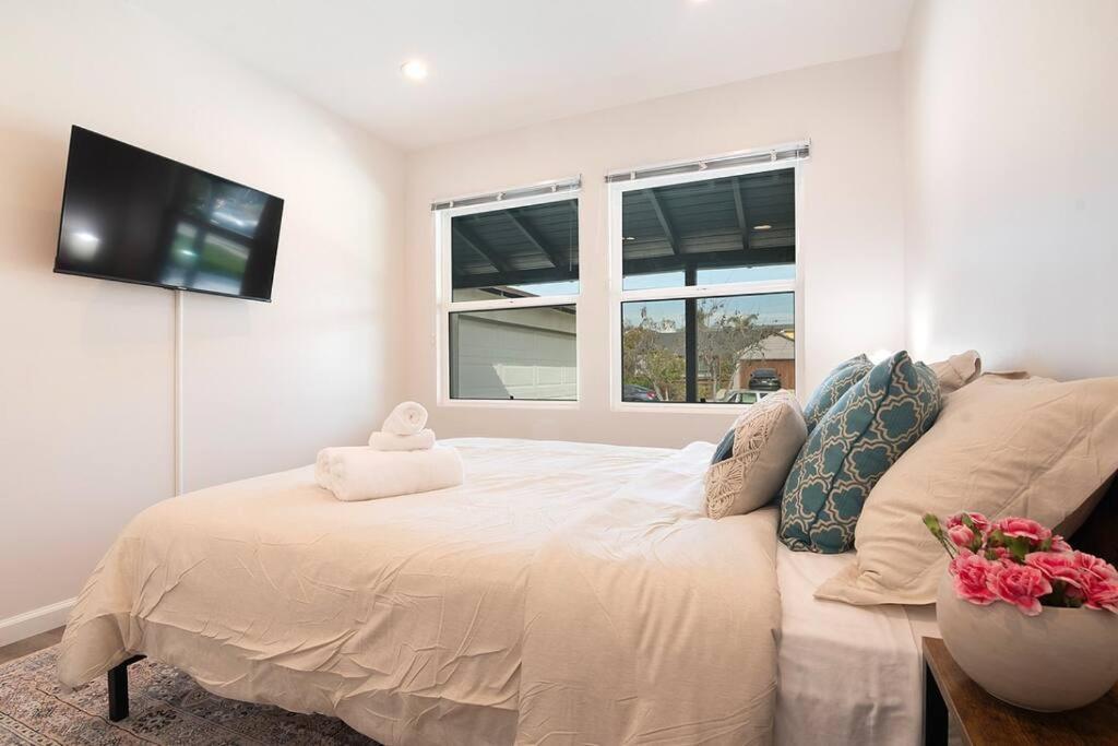 Beautiful 3 Bed 1 Bath Designer + Hot Tub Casa de férias Los Angeles