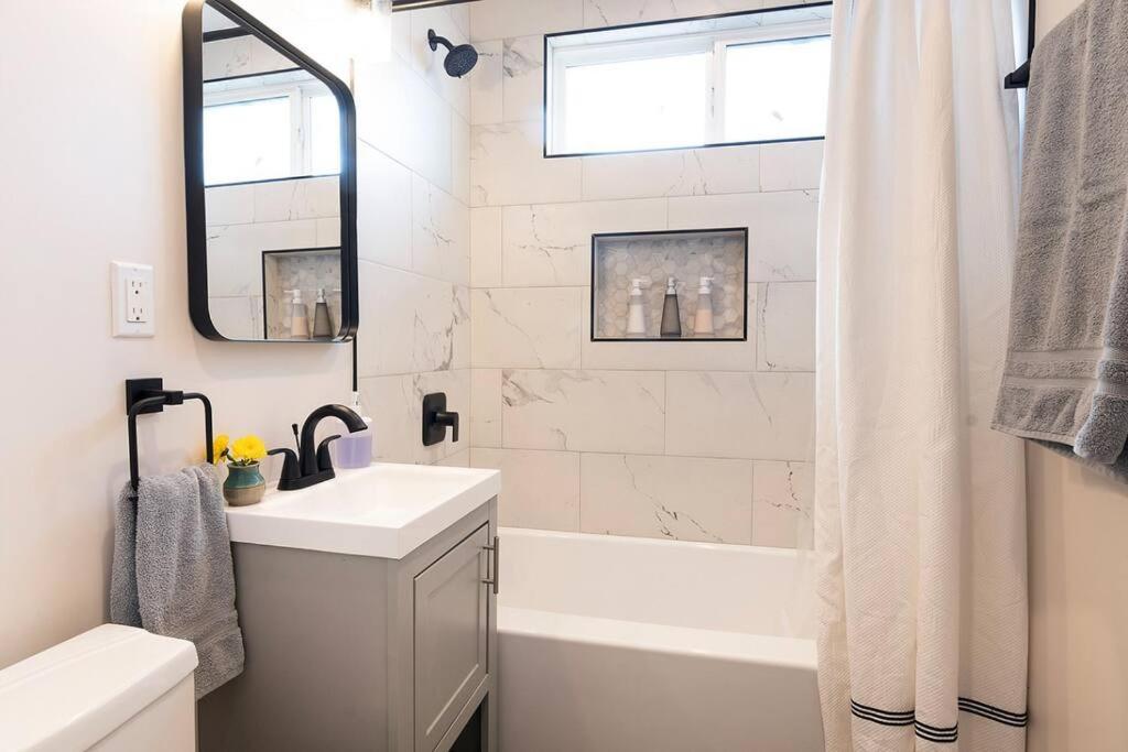Beautiful 3 Bed 1 Bath Designer + Hot Tub Casa de férias