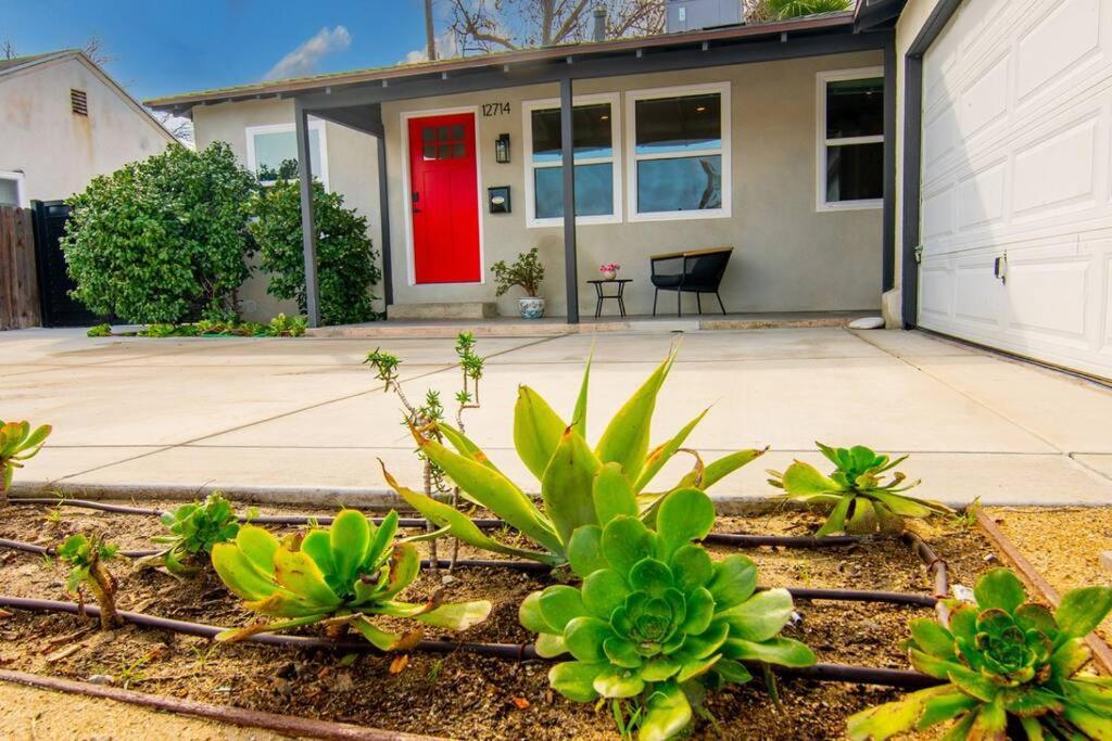 Beautiful 3 Bed 1 Bath Designer + Hot Tub