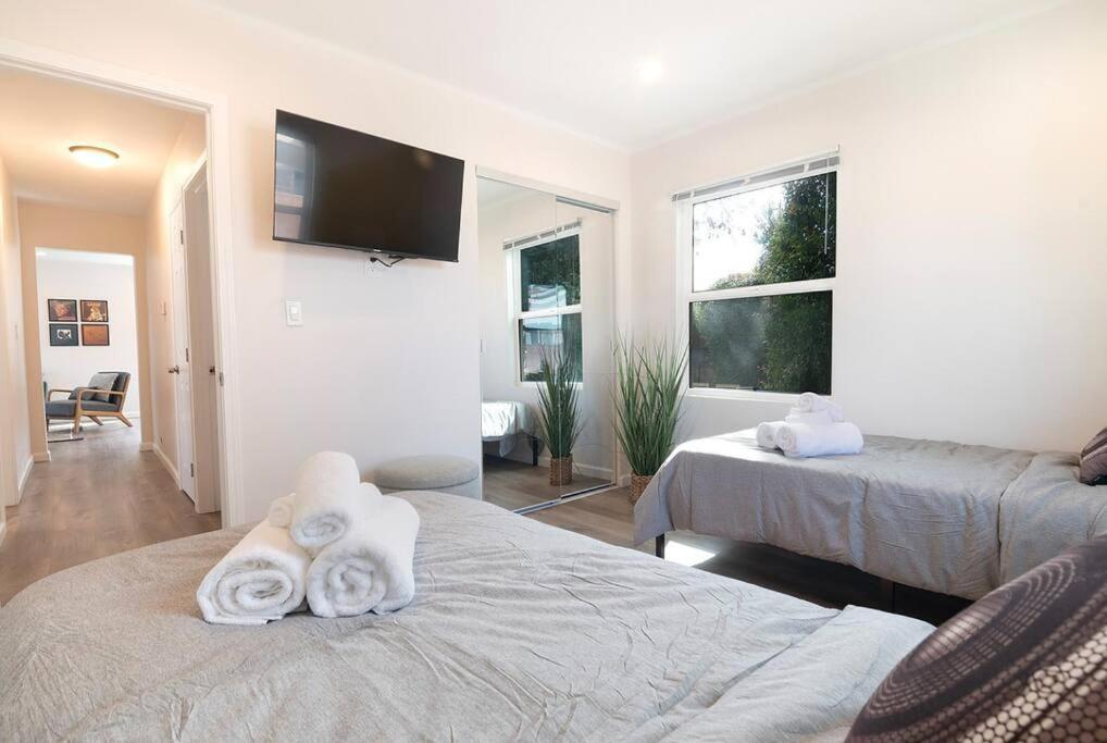 Beautiful 3 Bed 1 Bath Designer + Hot Tub * Los Angeles