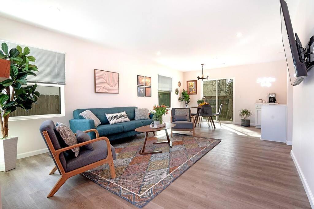 Beautiful 3 Bed 1 Bath Designer + Hot Tub Los Angeles