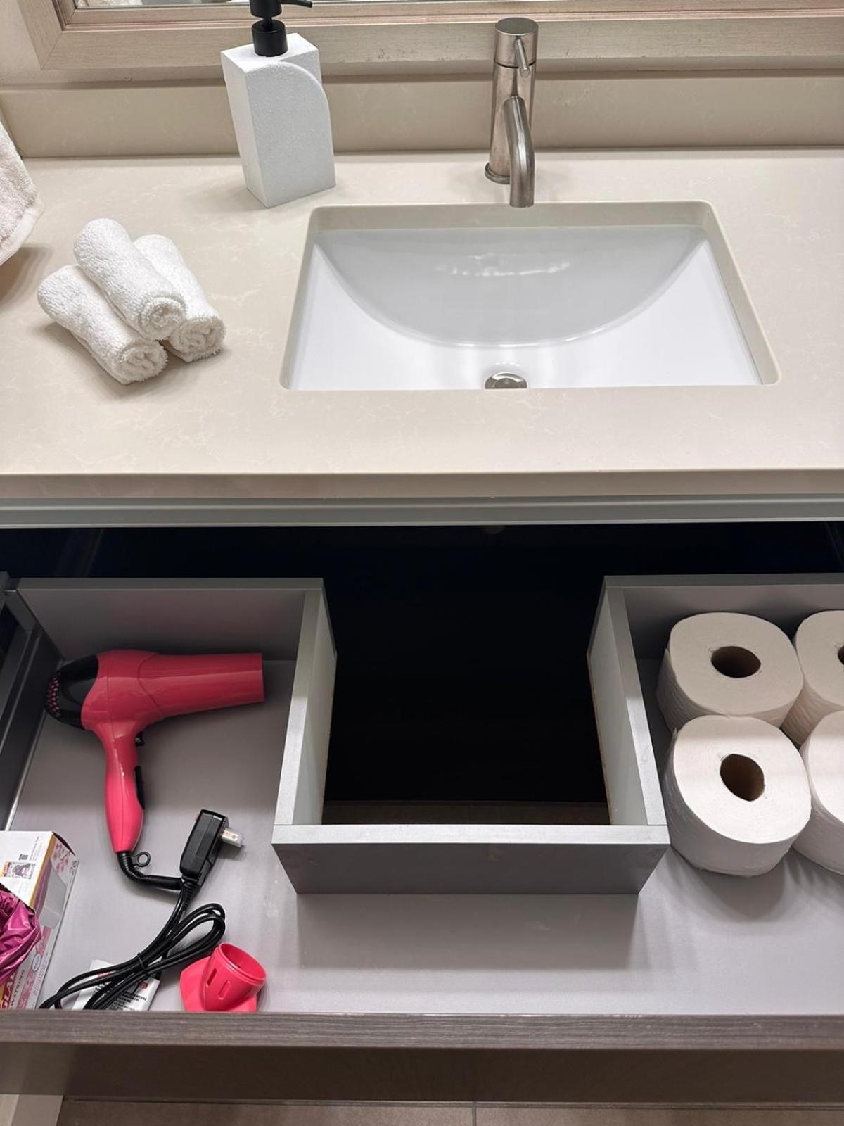 Cozy One Bedroom & Loft Sunset Free Off Site Parking And Wifi Apartment *