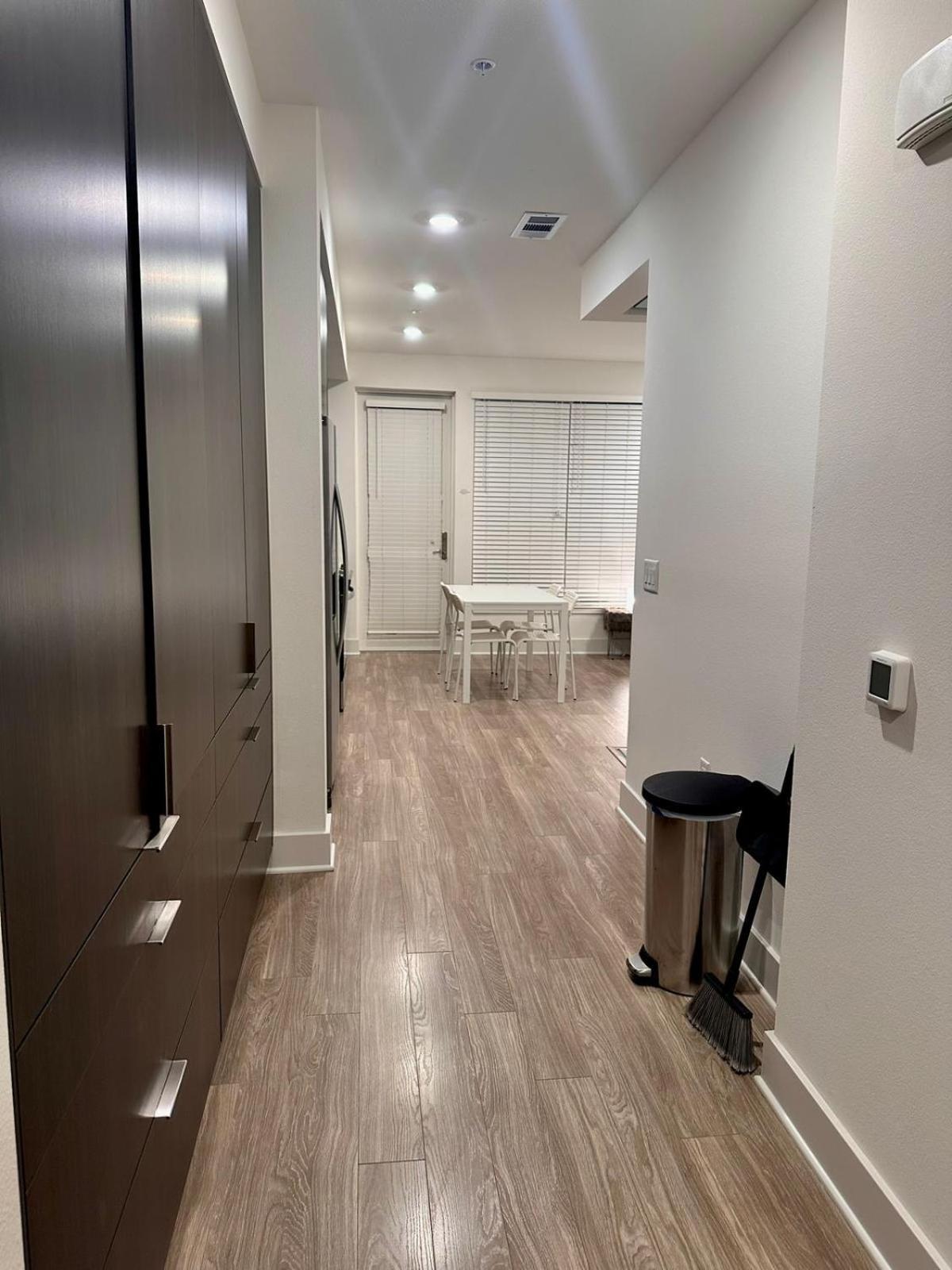 Cozy One Bedroom & Loft Sunset Free Off Site Parking And Wifi Apartment