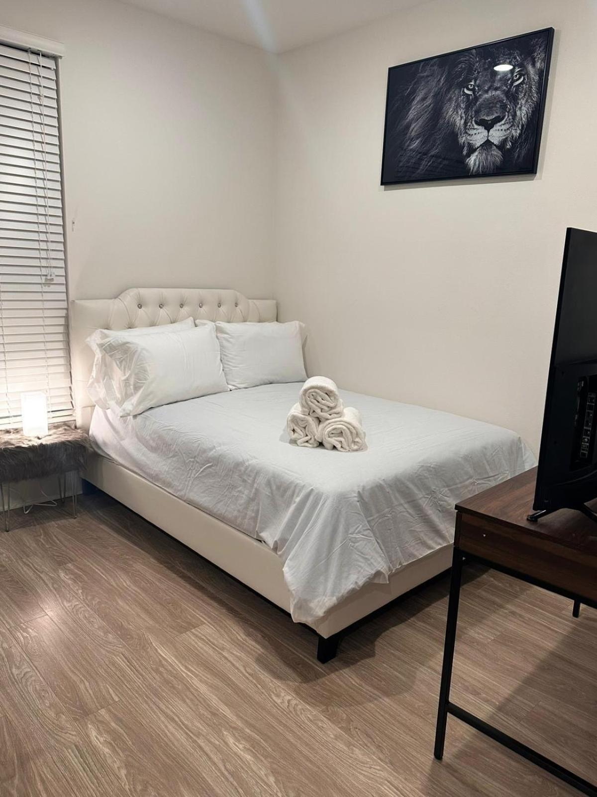 Cozy One Bedroom & Loft Sunset Free Off Site Parking And Wifi Los Angeles