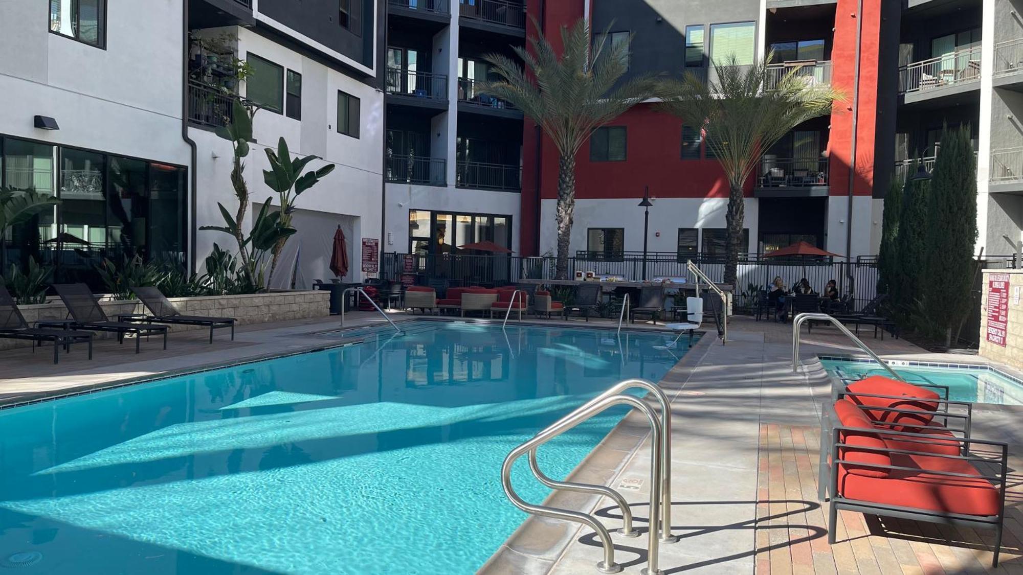 Luxury Designed 2 Bedrooms Part In Woodland Hills Ca Aparthotel Los Angeles