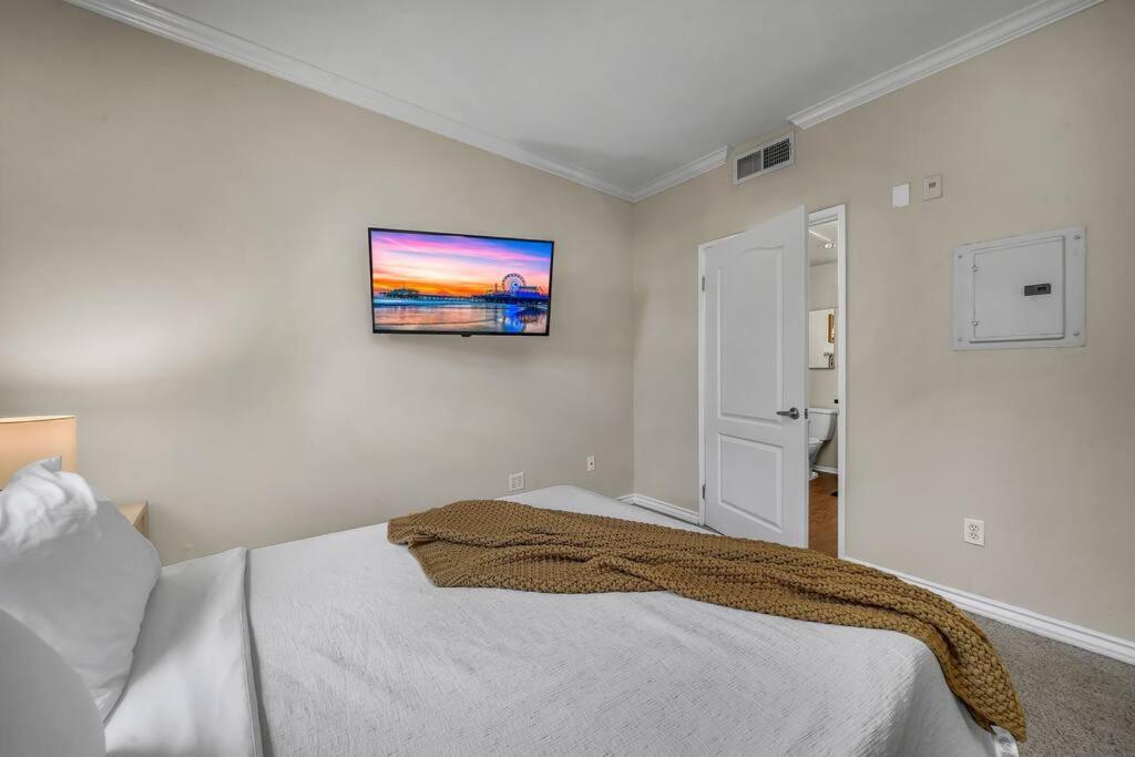 Stylish In Sunny Santa Monica Walk To & Pier Apartment *