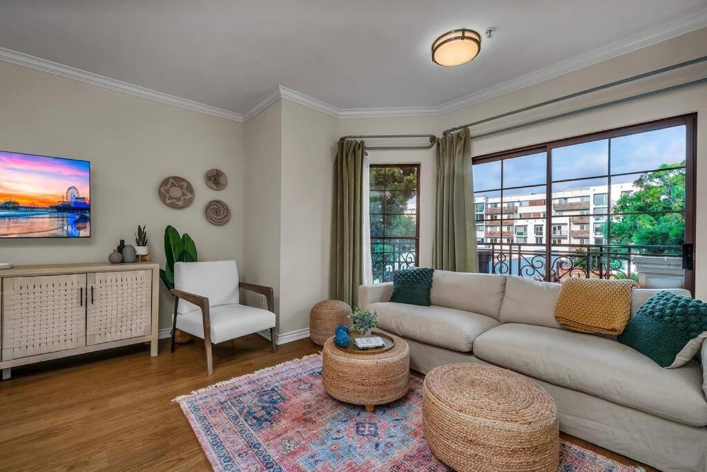 Stylish In Sunny Santa Monica Walk To & Pier Apartment