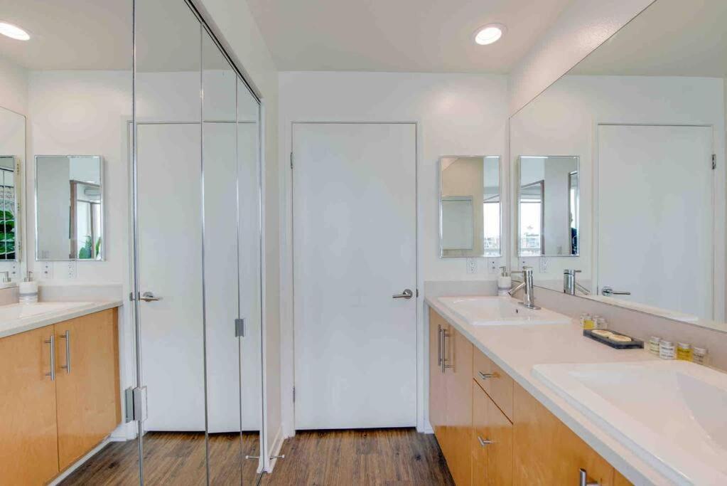Sunny W/ 2 Story Panoramic Ocean Views Apartment