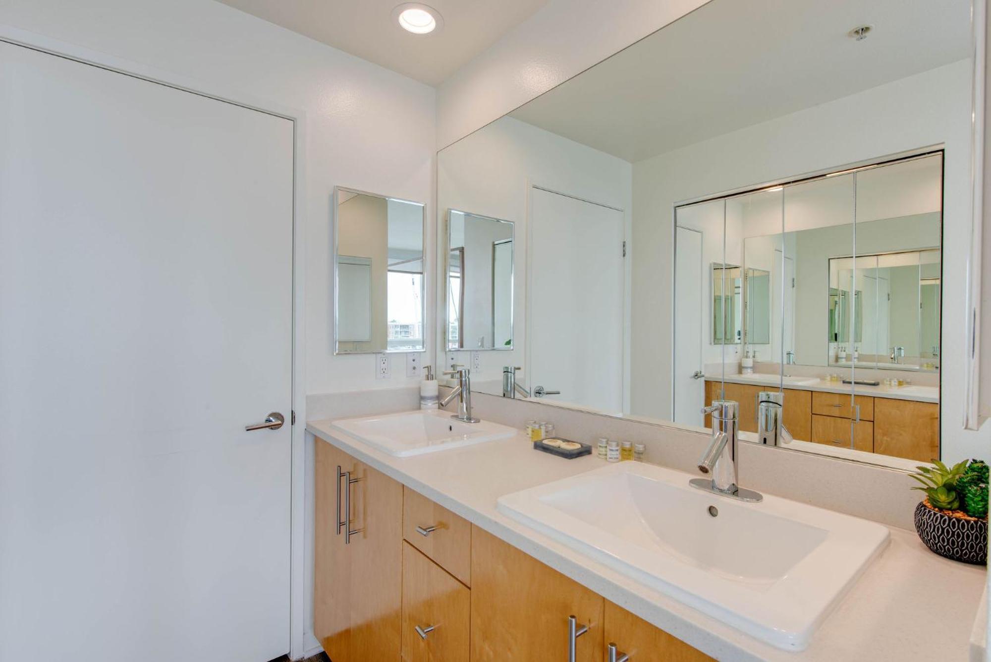 Apartment Sunny W/ 2 Story Panoramic Ocean Views *