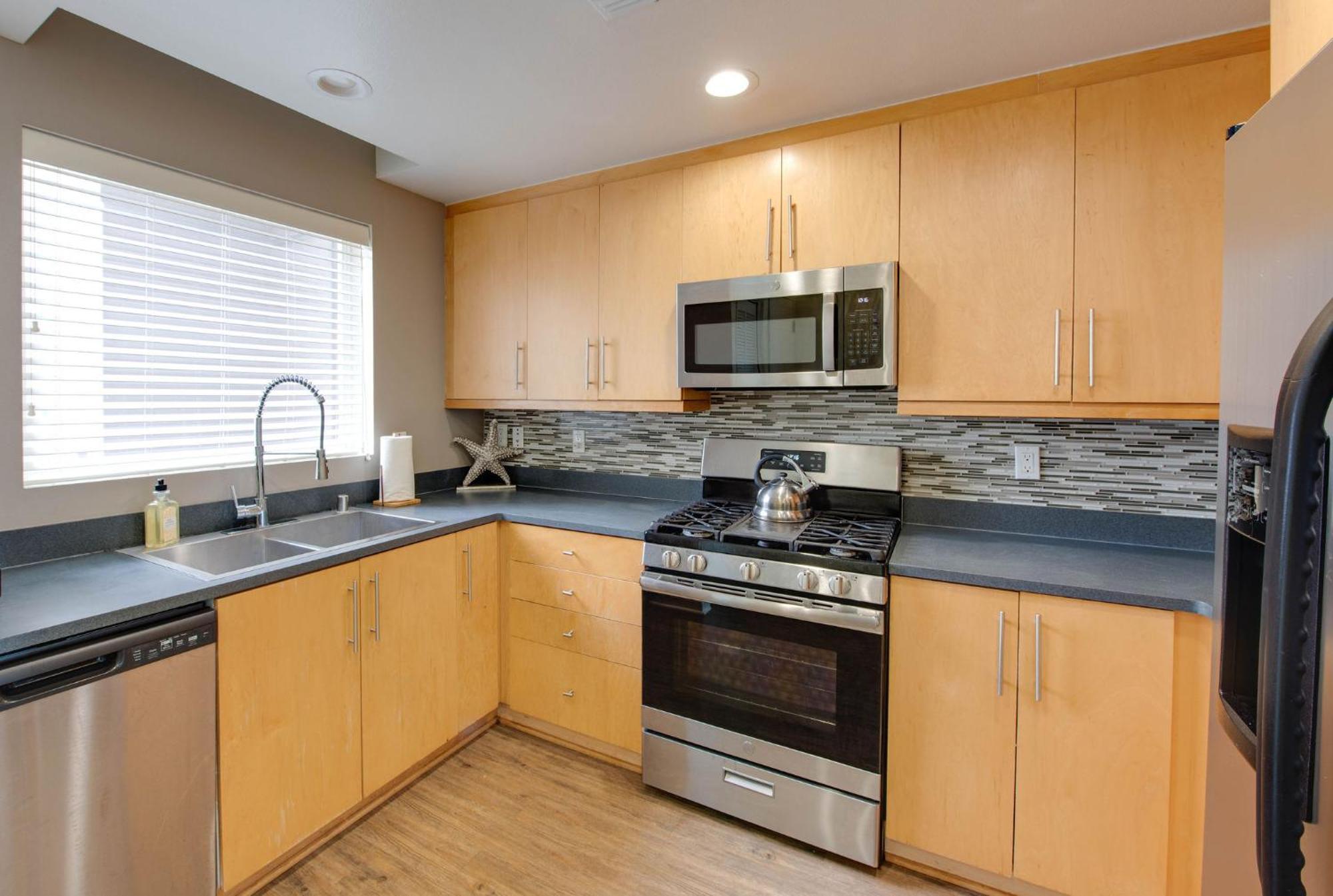 Apartment Sunny W/ 2 Story Panoramic Ocean Views *
