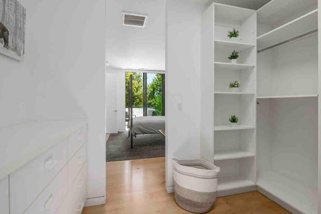 Modern & Elegant West Hollywood *
