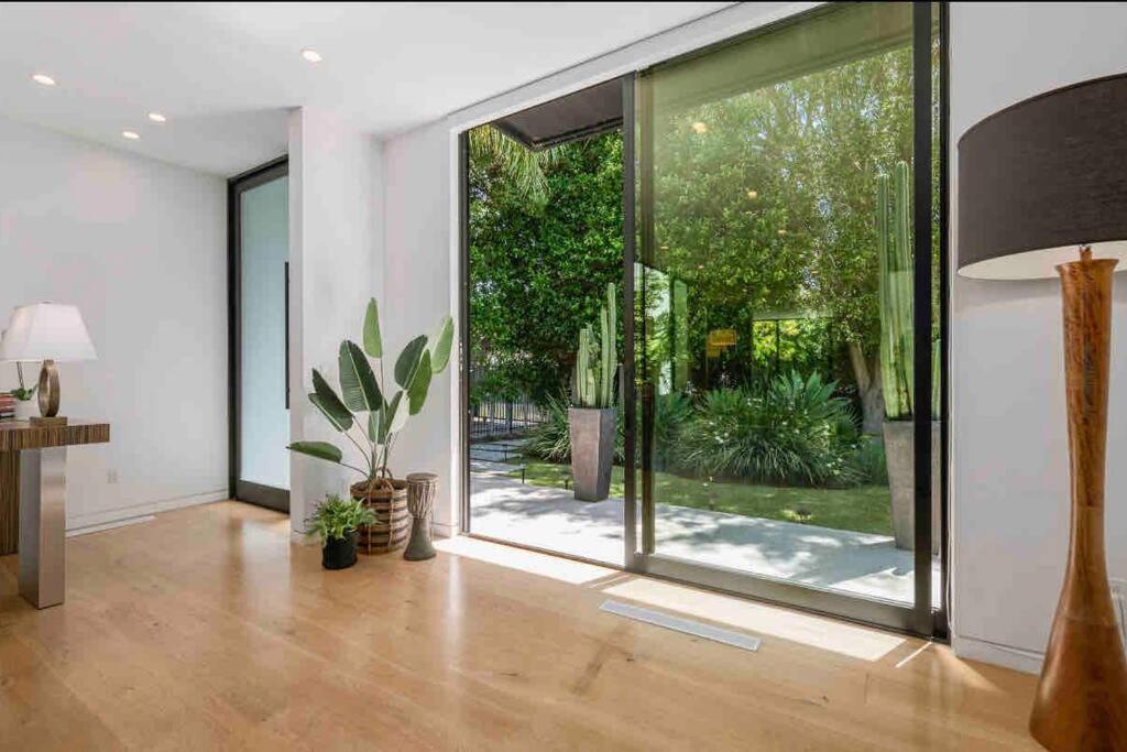 Modern & Elegant West Hollywood *