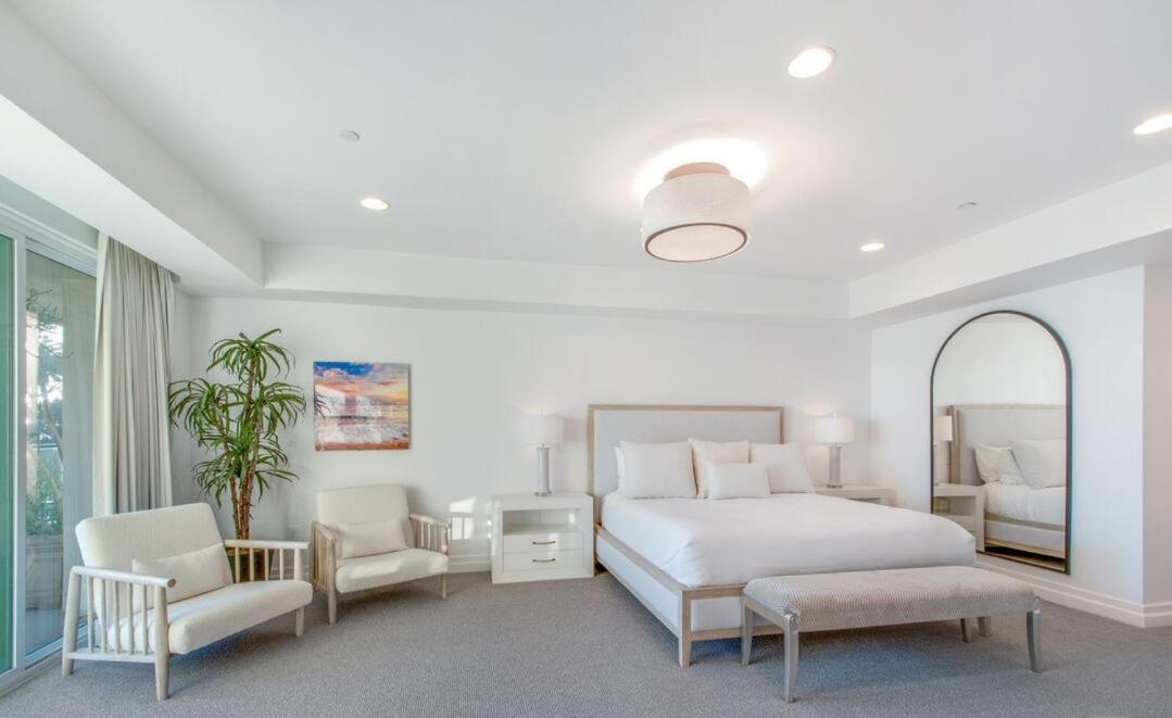 Exquisite 3 Bedroom Santa Monica Penthouse *