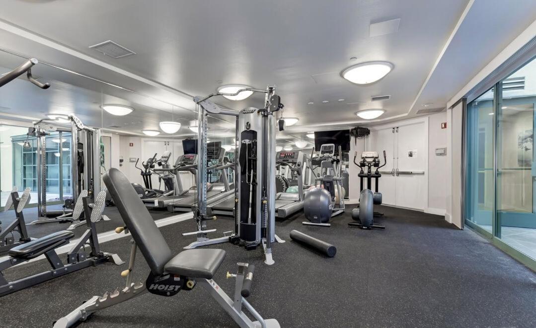 Exquisite 3 Bedroom Santa Monica Penthouse Apartment *
