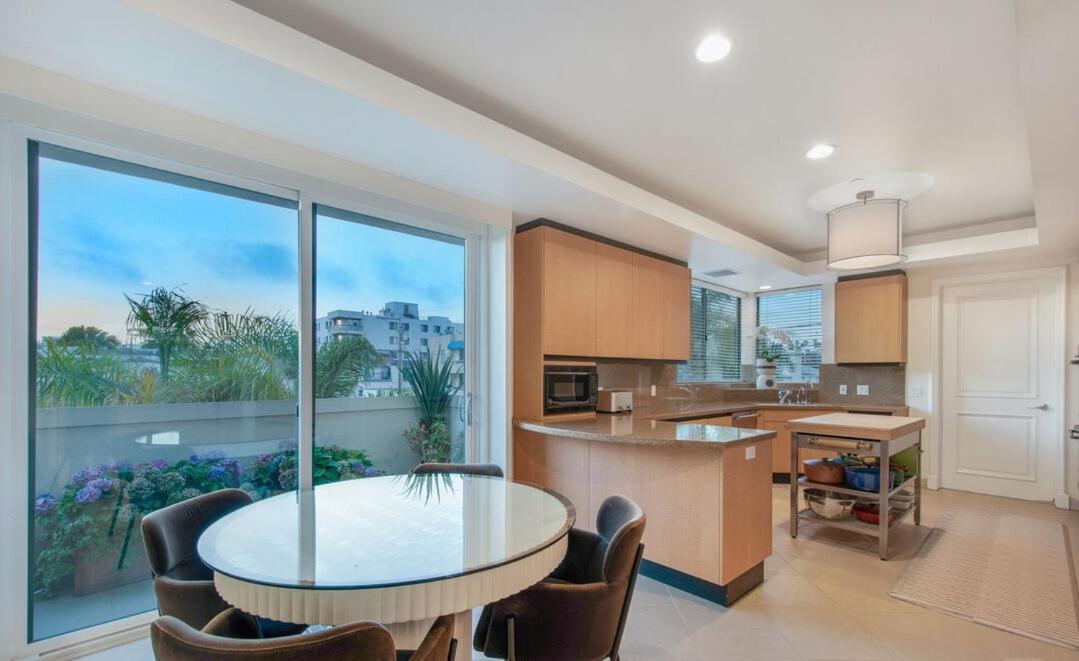 Exquisite 3 Bedroom Santa Monica Penthouse Apartment *