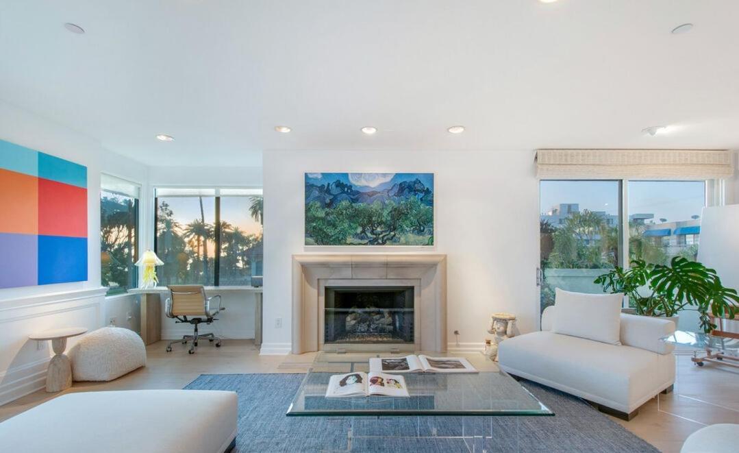 Exquisite 3 Bedroom Santa Monica Penthouse Apartment *
