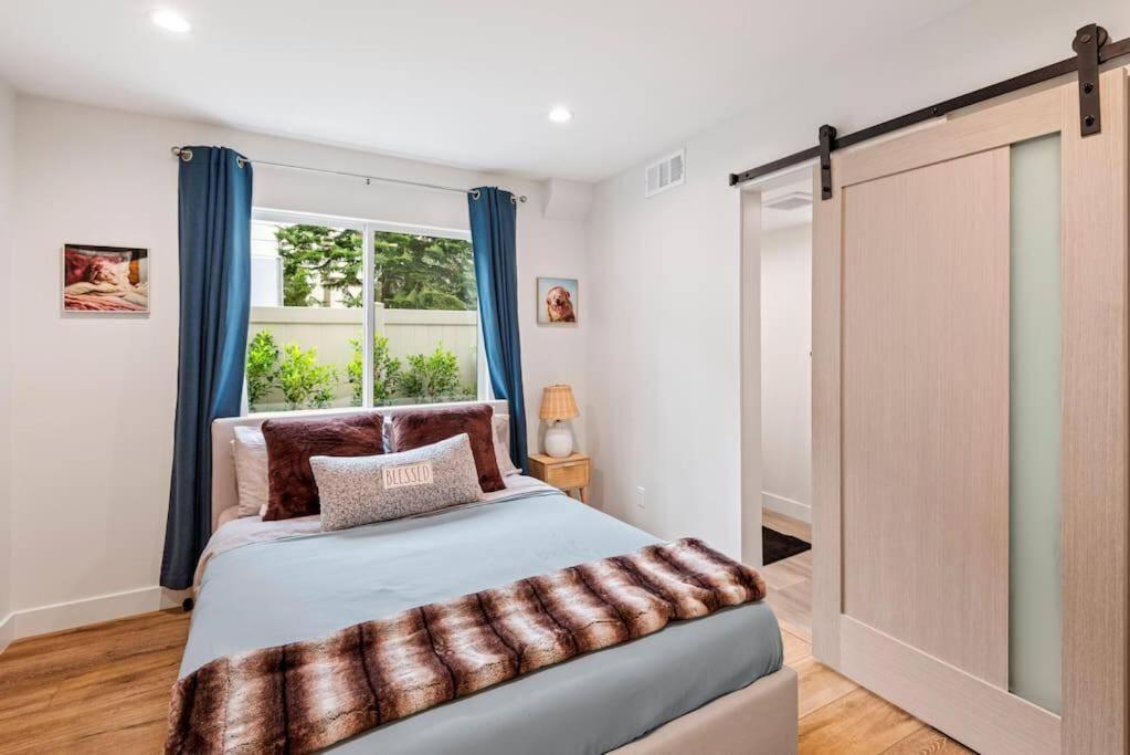 Luxurious Townhome W/3 Master Gated Parking * Los Angeles