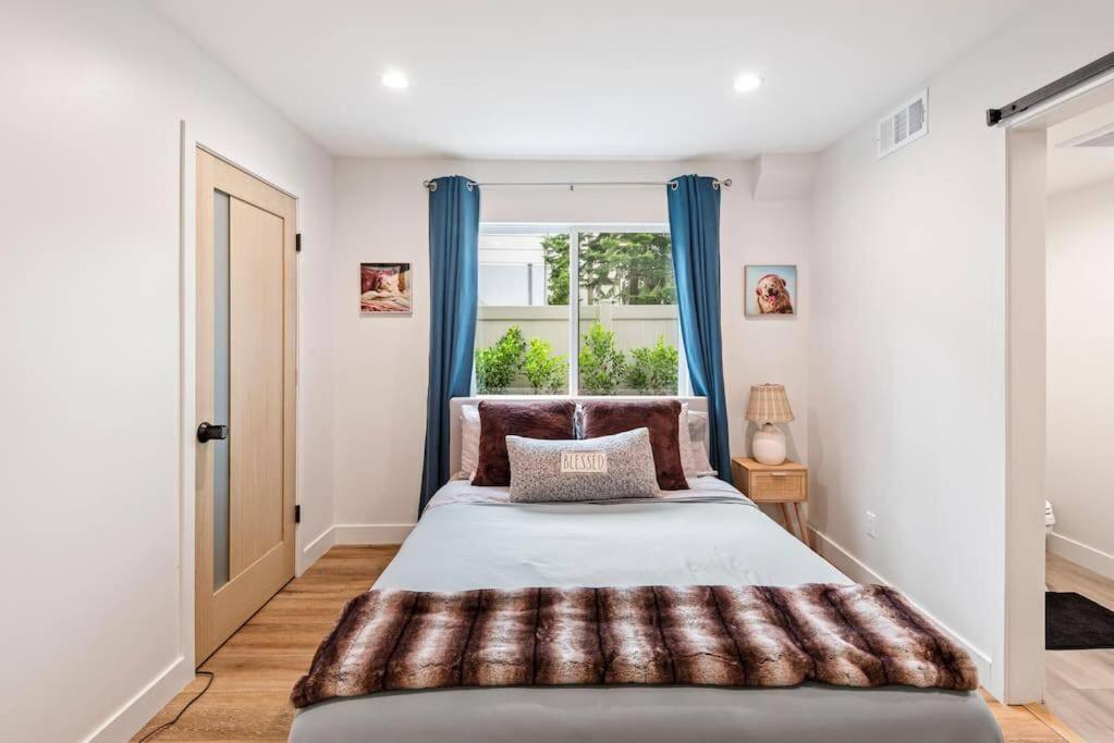Luxurious Townhome W/3 Master Gated Parking Holiday home Los Angeles