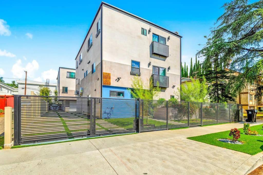 Luxurious Townhome W/3 Master Gated Parking Holiday home Los Angeles