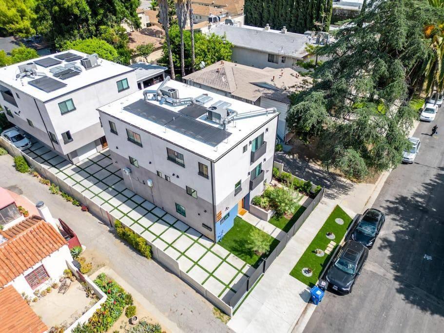 Holiday home Luxurious Townhome W/3 Master Gated Parking *