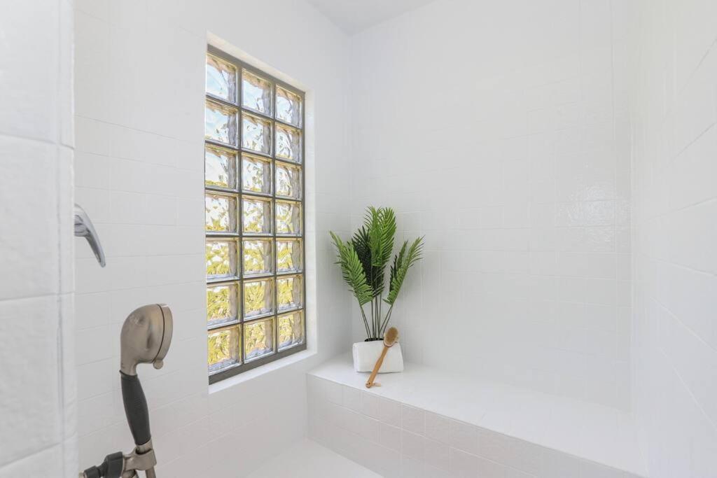 Modern Farmhouse With Panoramic Hill Views, Heated Salt Water Pool, Hot Tub Los Angeles