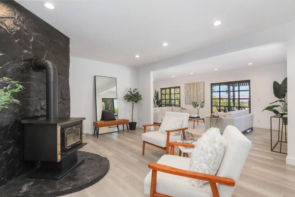 Modern Farmhouse With Panoramic Hill Views, Heated Salt Water Pool, Hot Tub