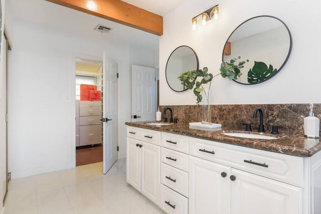 Casa de férias Modern Farmhouse With Panoramic Hill Views, Heated Salt Water Pool, Hot Tub