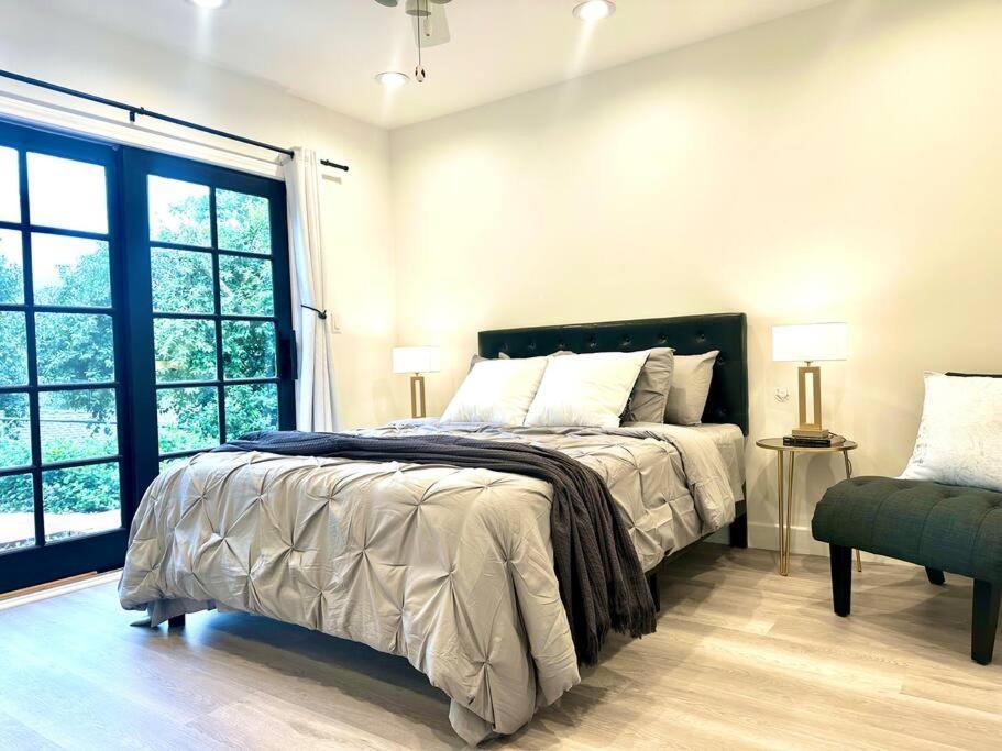 Modern Farmhouse With Panoramic Hill Views, Heated Salt Water Pool, Hot Tub Holiday home *