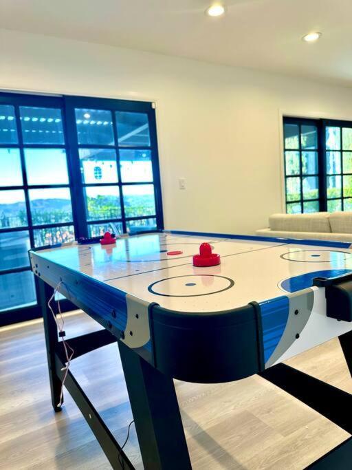 Modern Farmhouse With Panoramic Hill Views, Heated Salt Water Pool, Hot Tub Holiday home Los Angeles
