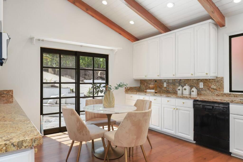 Holiday home Modern Farmhouse With Panoramic Hill Views, Heated Salt Water Pool, Hot Tub *