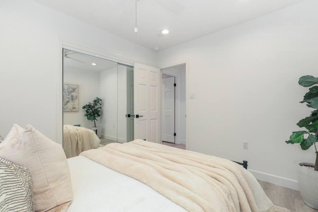 Modern Farmhouse With Panoramic Hill Views, Heated Salt Water Pool, Hot Tub Holiday home Los Angeles