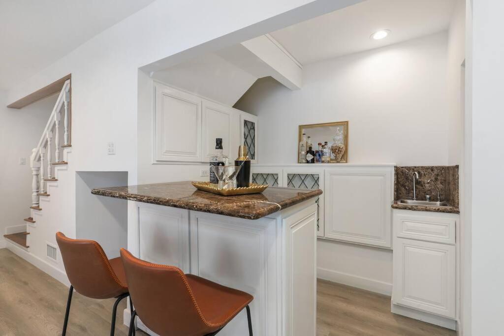 Modern Farmhouse With Panoramic Hill Views, Heated Salt Water Pool, Hot Tub Los Angeles