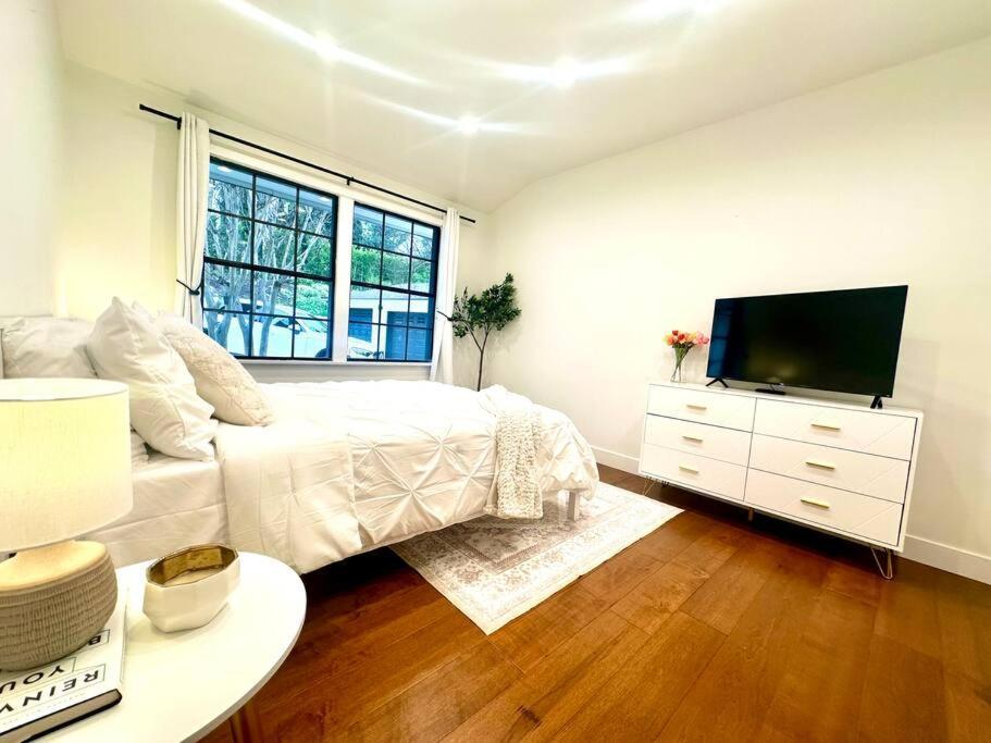 Modern Farmhouse With Panoramic Hill Views, Heated Salt Water Pool, Hot Tub Holiday home