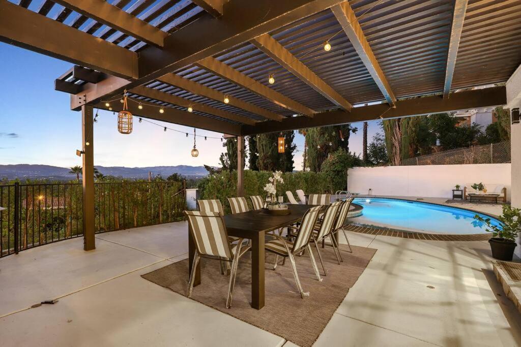 Modern Farmhouse With Panoramic Hill Views, Heated Salt Water Pool, Hot Tub Holiday home Los Angeles