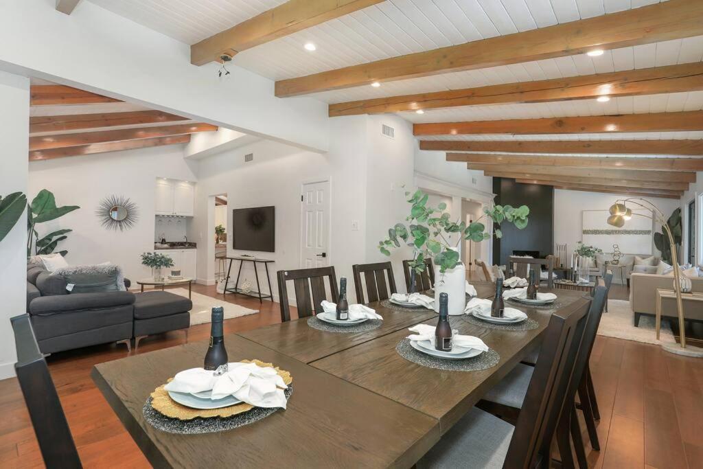 Modern Farmhouse With Panoramic Hill Views, Heated Salt Water Pool, Hot Tub Los Angeles