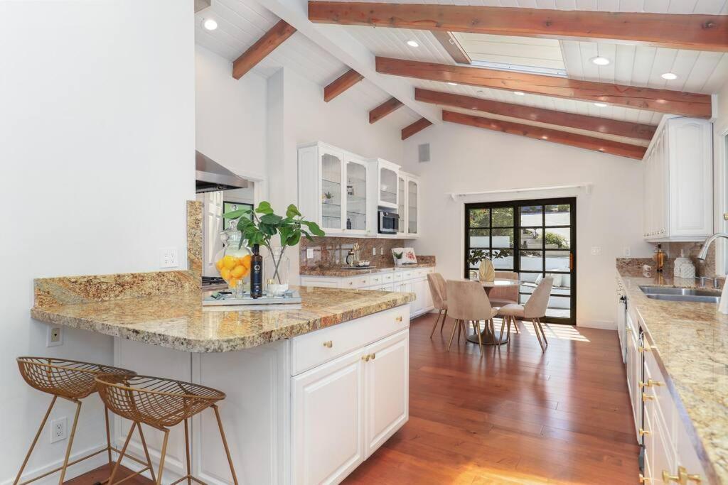 Modern Farmhouse With Panoramic Hill Views, Heated Salt Water Pool, Hot Tub Los Angeles