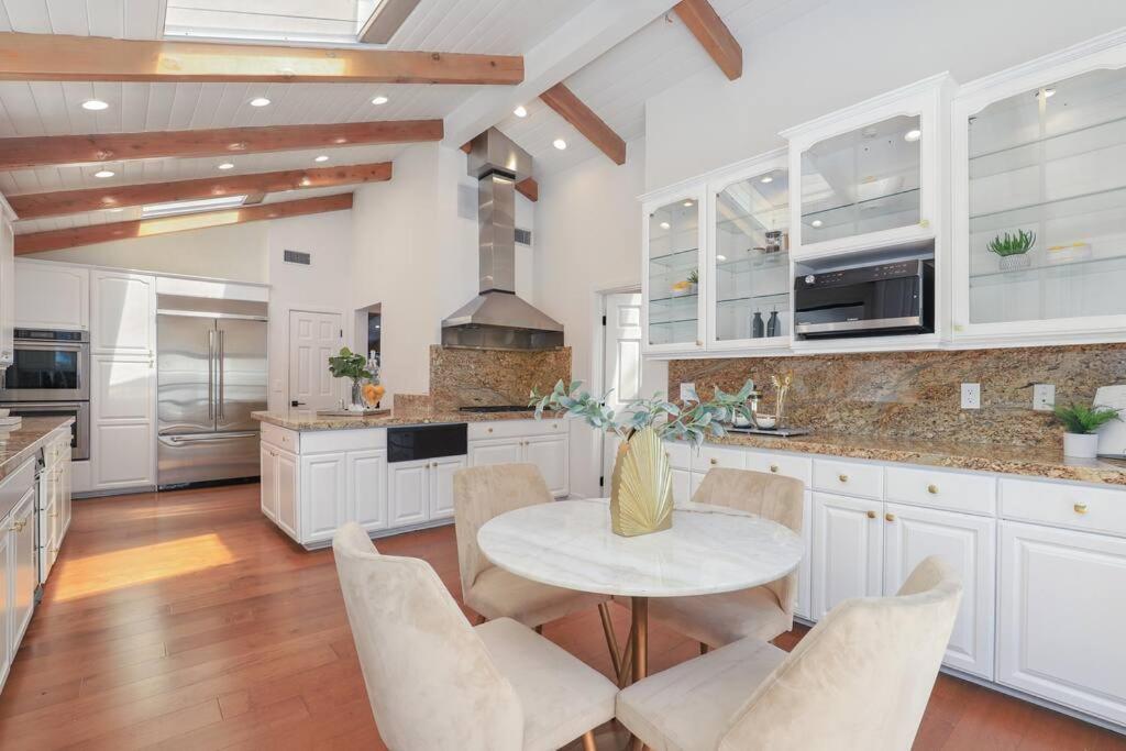 Modern Farmhouse With Panoramic Hill Views, Heated Salt Water Pool, Hot Tub