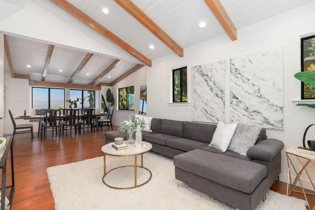 Modern Farmhouse With Panoramic Hill Views, Heated Salt Water Pool, Hot Tub Holiday home *