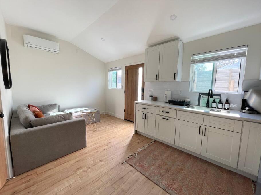 Modern Two Bedroom Two Bath W/ Parking And Laundry Los Angeles