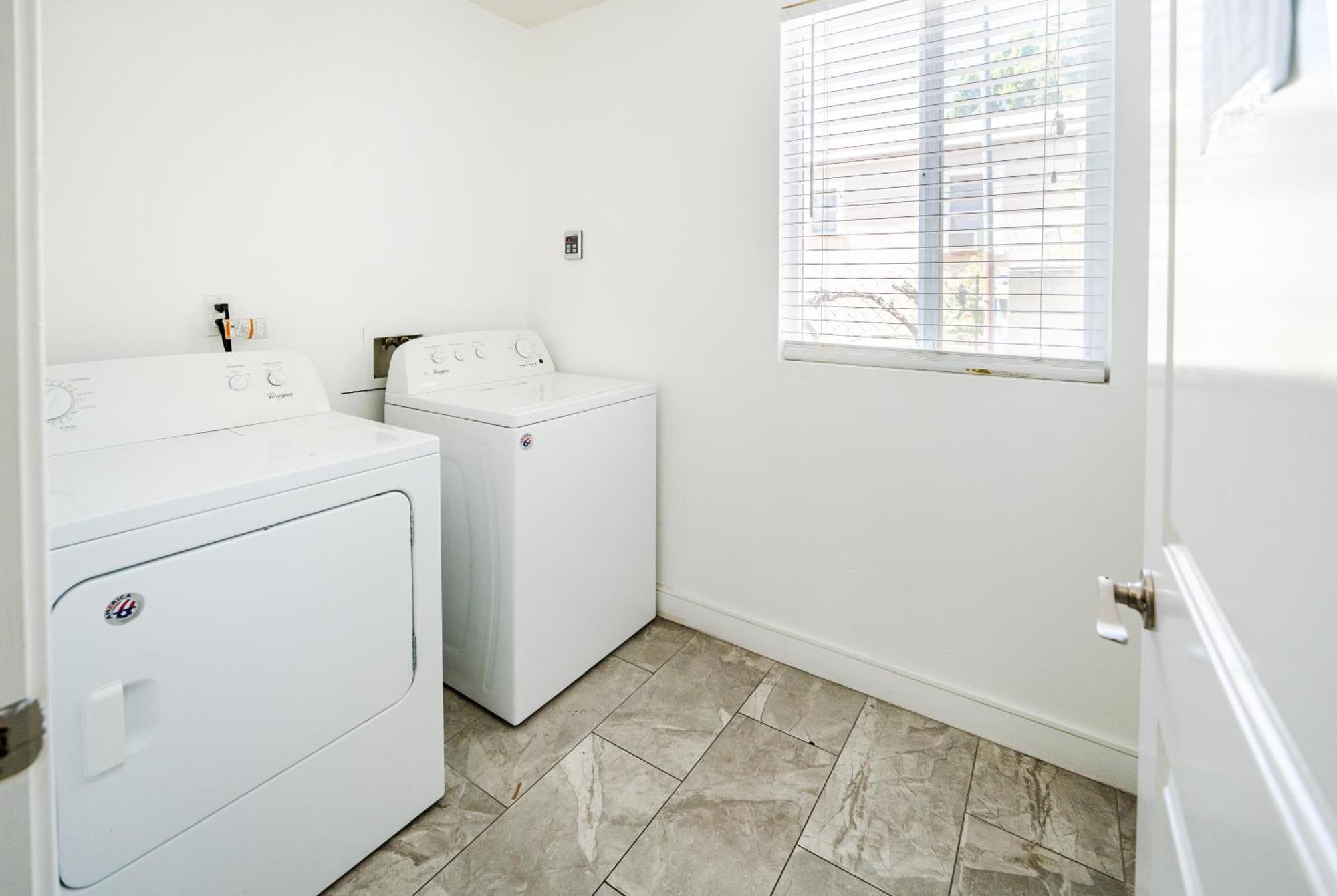 Large 2 Levles 5 Bedroom With 3 Bathroom And 2 Parking