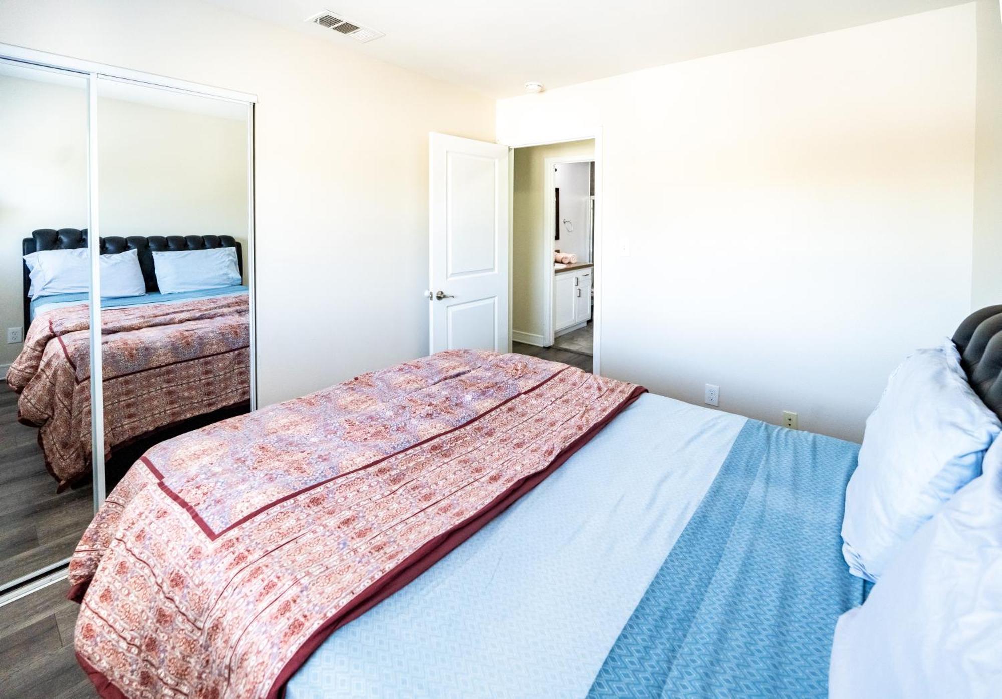 Apartment Large 2 Levles 5 Bedroom With 3 Bathroom And 2 Parking Los Angeles