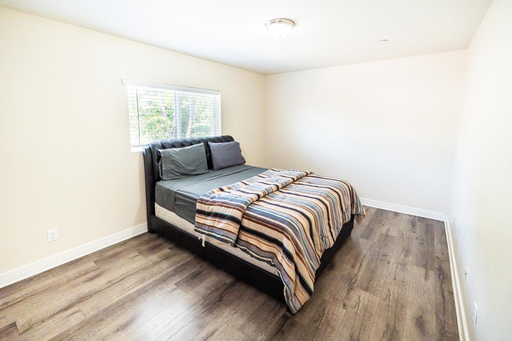 Large 2 Levles 5 Bedroom With 3 Bathroom And 2 Parking * Los Angeles