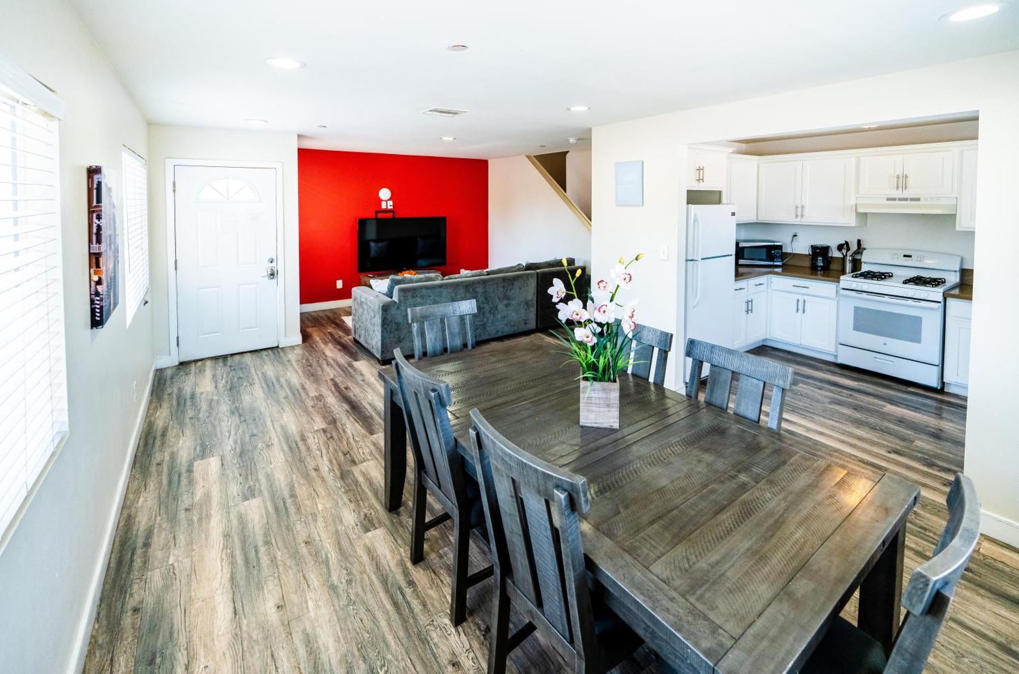 Large 2 Levles 5 Bedroom With 3 Bathroom And 2 Parking * Los Angeles