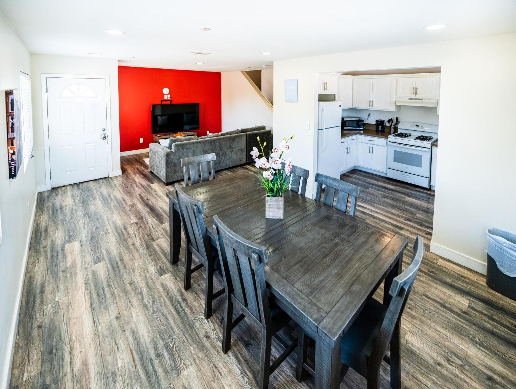 Large 2 Levles 5 Bedroom With 3 Bathroom And 2 Parking Los Angeles