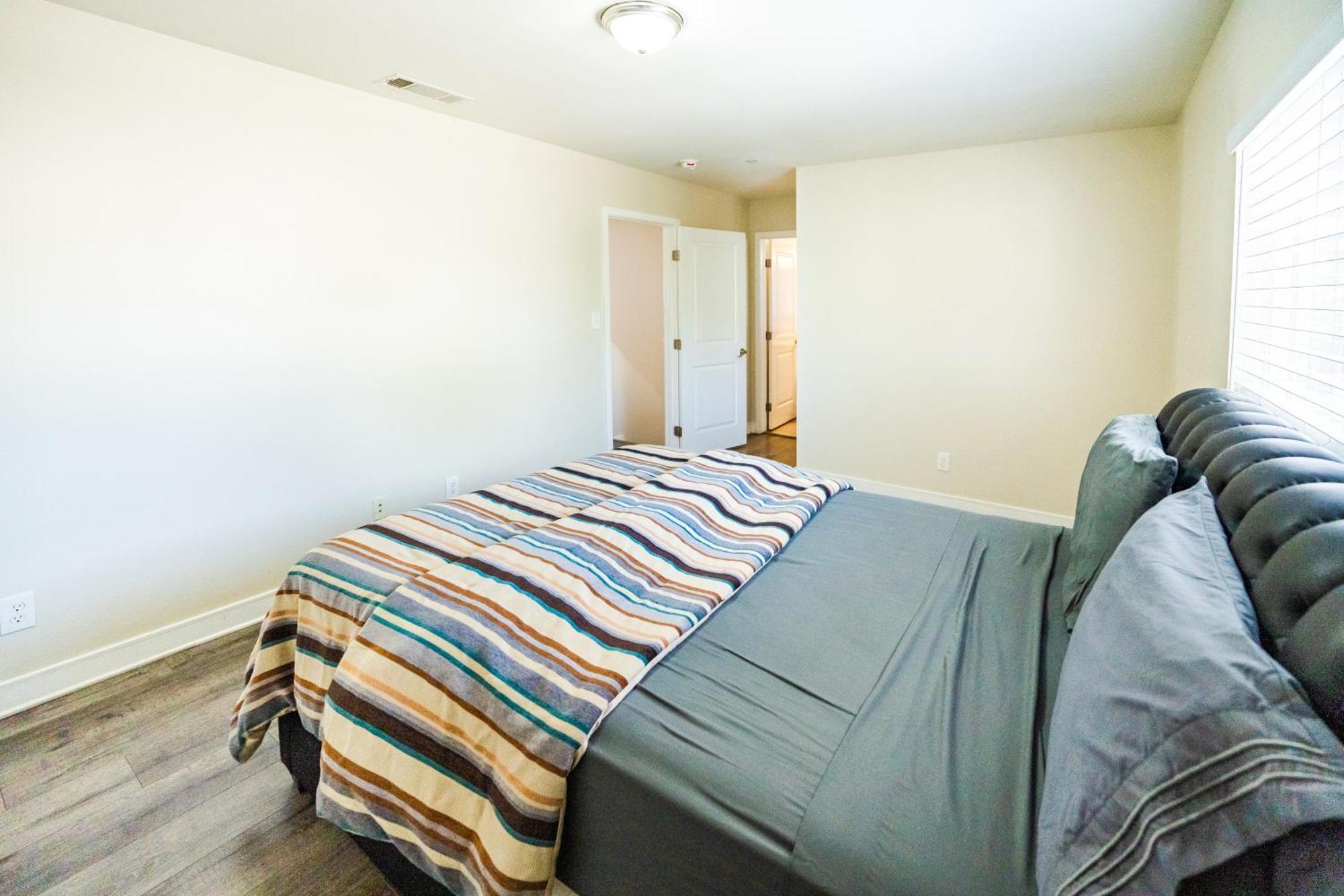 Large 2 Levles 5 Bedroom With 3 Bathroom And 2 Parking Los Angeles
